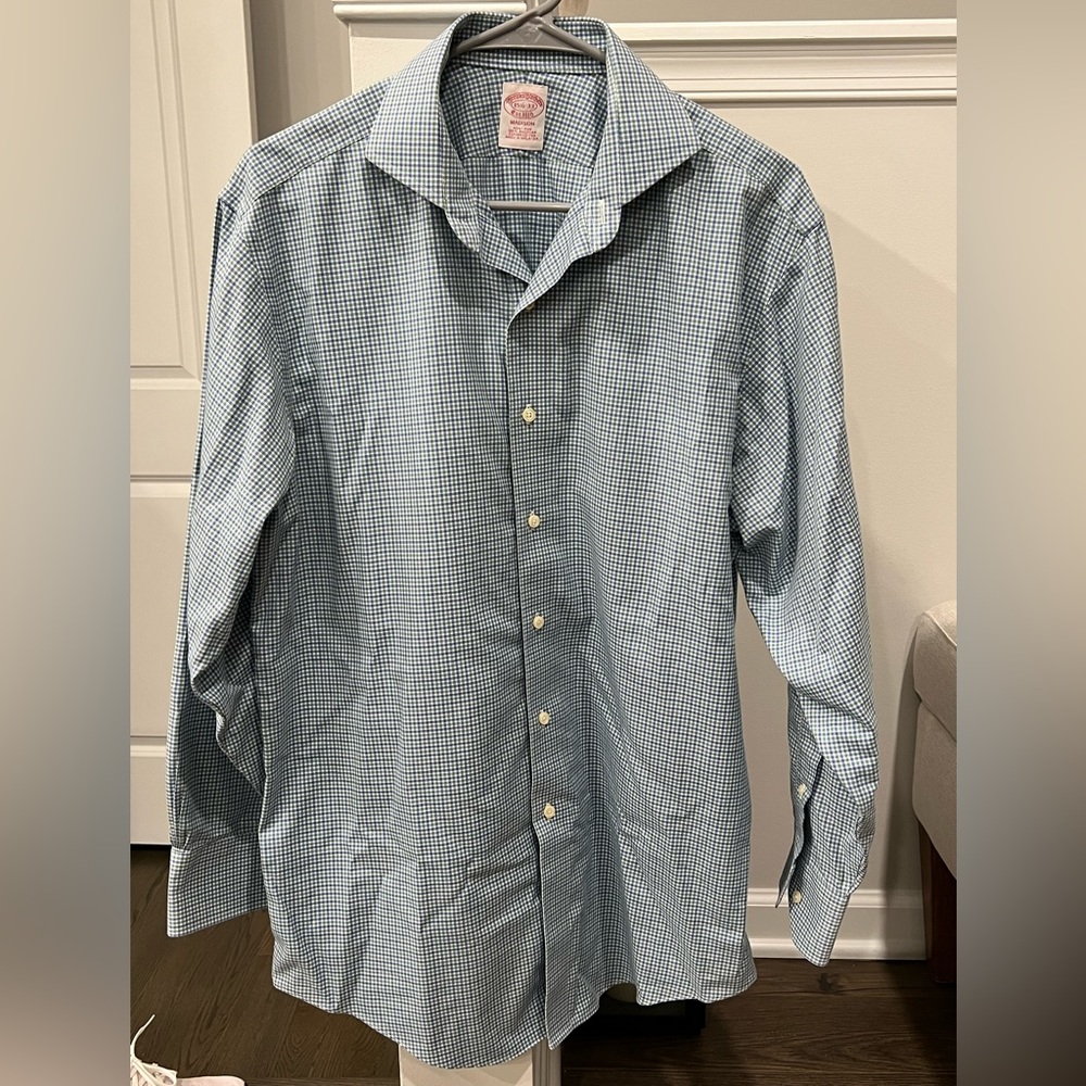 Brooks Brothers Madison non-iron supima cotton button down shirt. Size 15 1/2-33